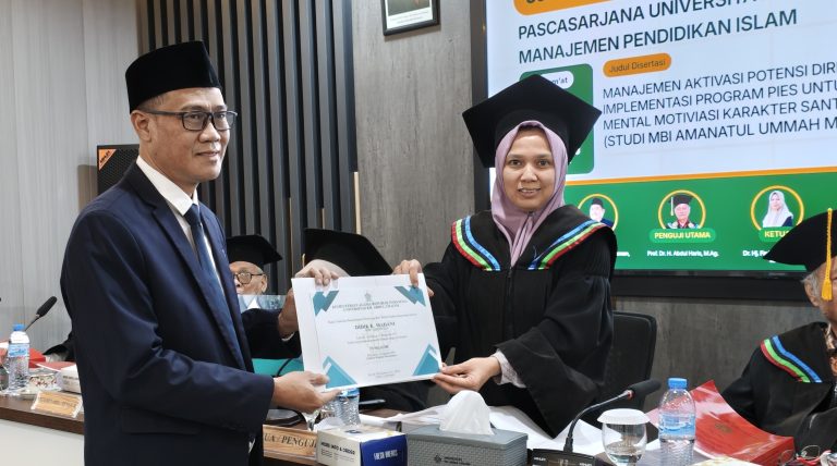 dr didik madani terima pedikat cumlaude dr farida ulvi na'imah uac promosi doktor