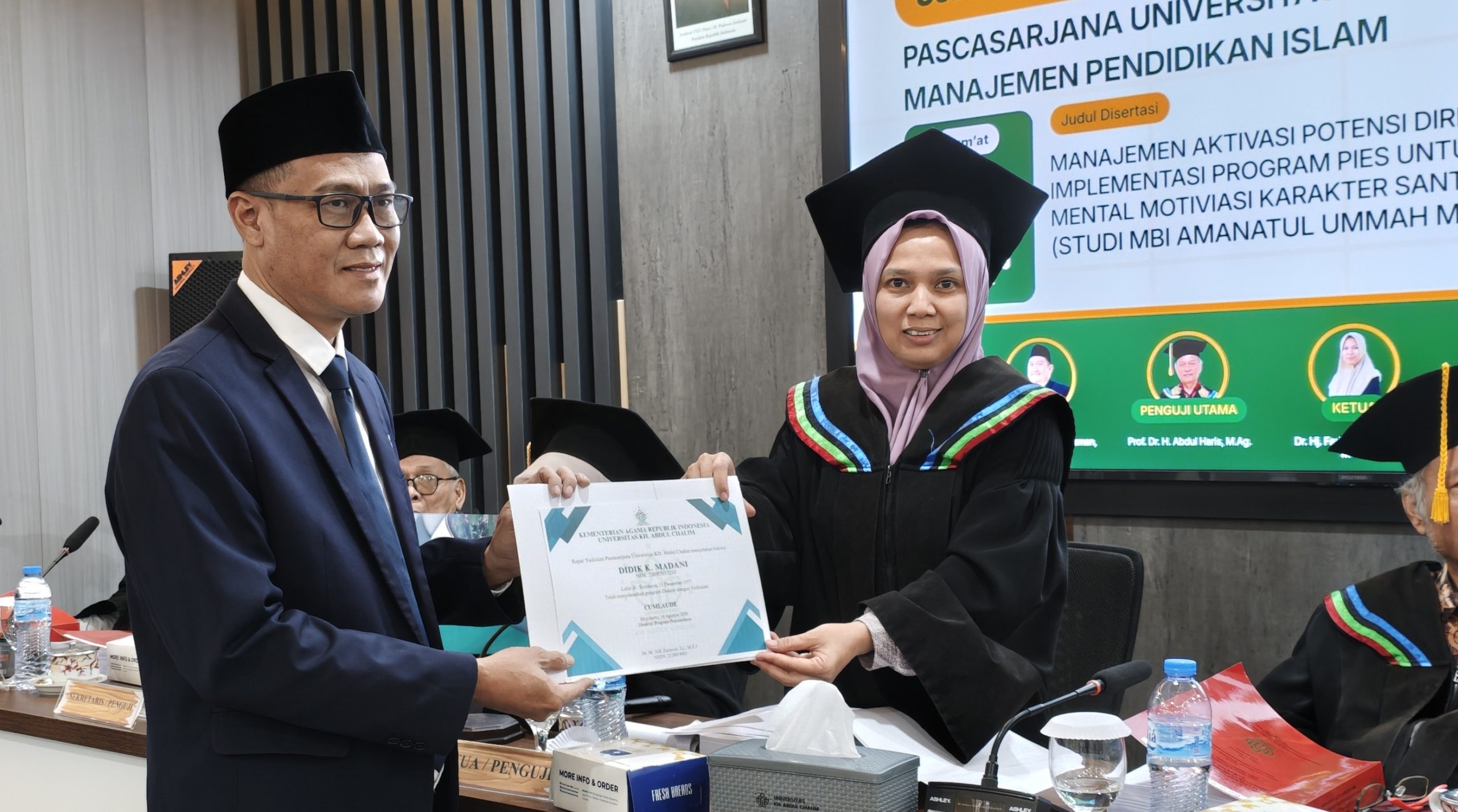 dr didik madani terima pedikat cumlaude dr farida ulvi na'imah uac promosi doktor